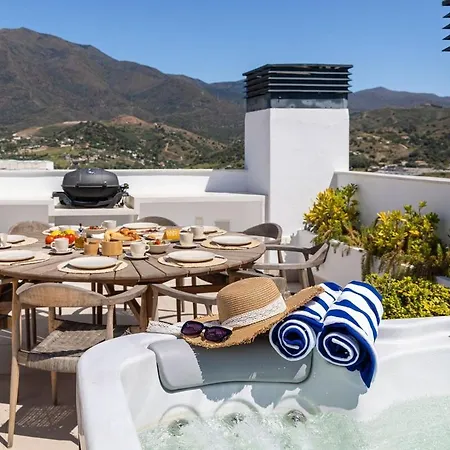 Luxury Penthouse With Jacuzzi, Sea View And Gym
